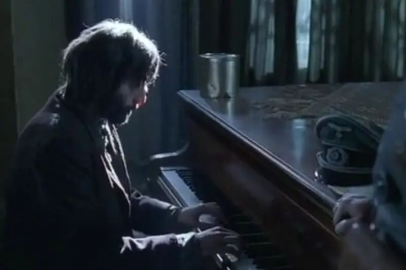 The Pianist Getto'da piano çalıyor.